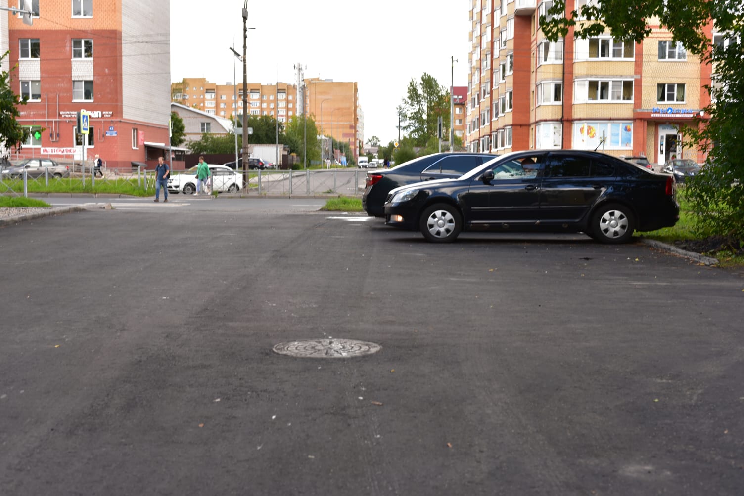 Глава города проверил работу по асфальтированию местного проезда на улице Ломоносова.