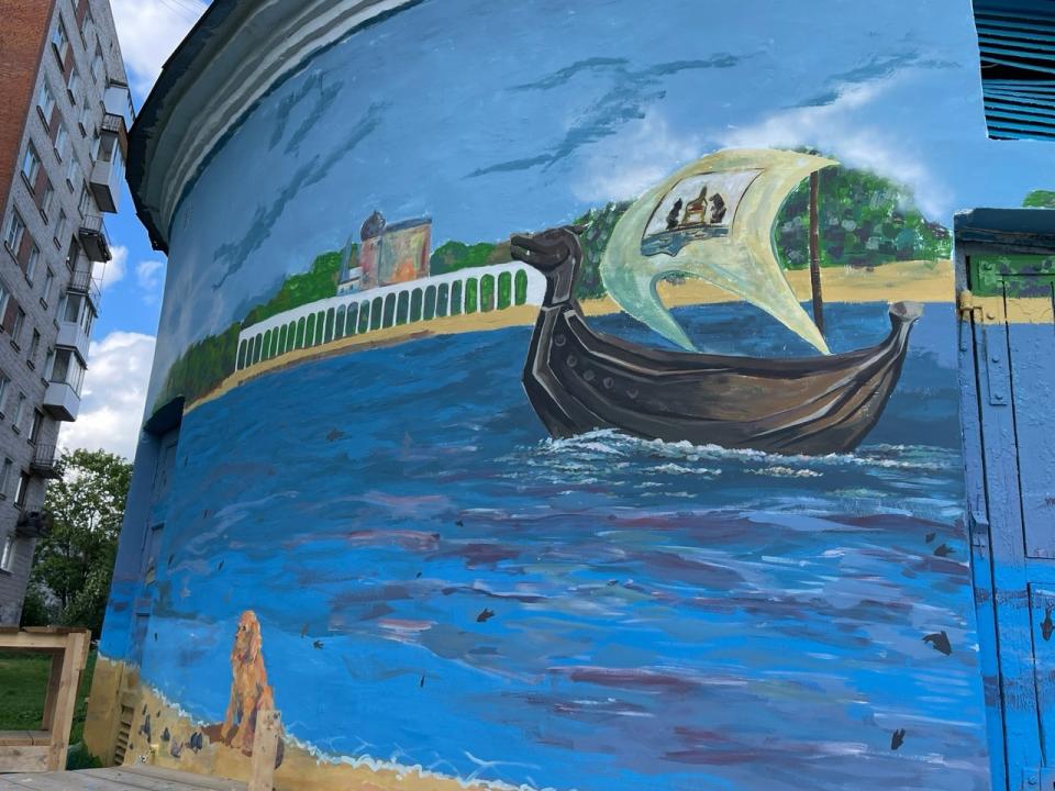 Граффити украшает один из объектов Новгородского водоканала.