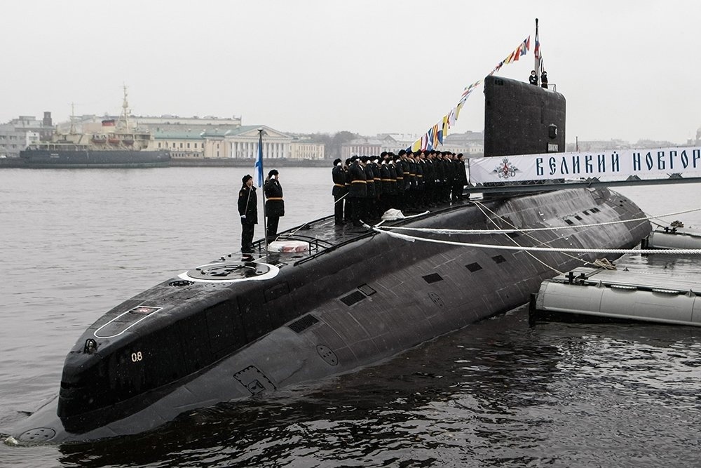 Экипаж подводной лодки Б-268 &quot;Великий Новгород&quot; отмечает 7-ю годовщину со дня подъема Военно-морского флага.