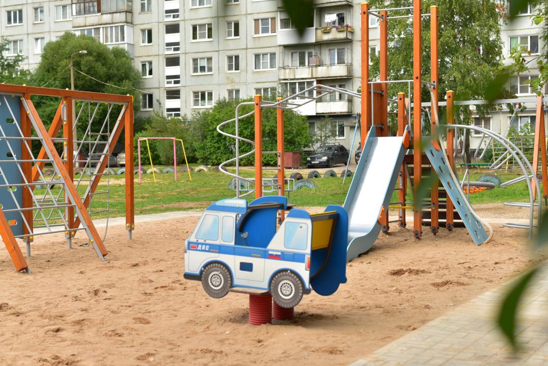 У дома № 4/2 на улице Щусева появилась новая детская игровая площадка с нуля.