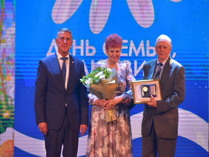 Глава города Александр Розбаум поздравил новгородские семьи.