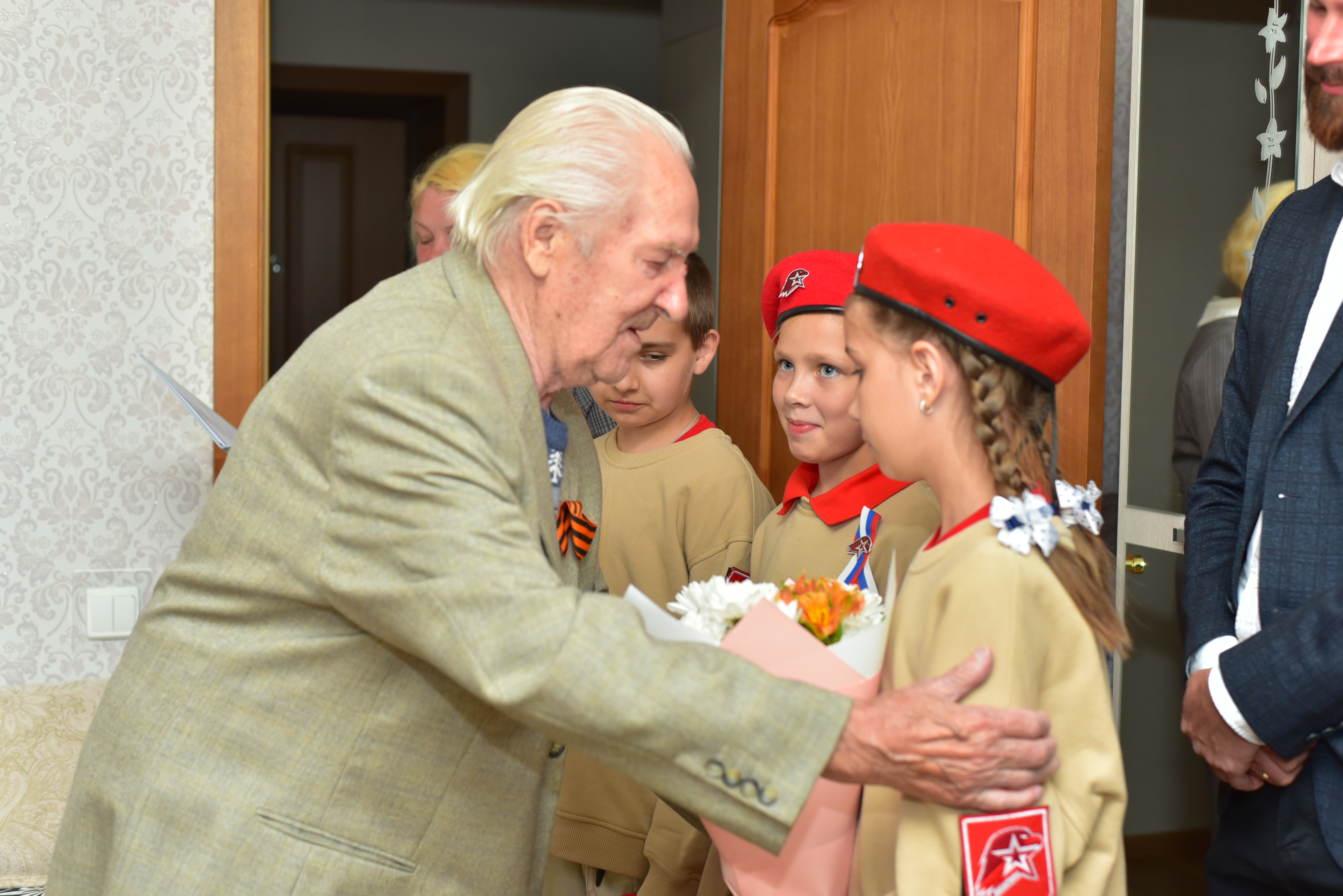 Администрация города и юнармейцы поздравили ветерана Великой Отечественной войны Коновалова Николая Васильевича с 80-й годовщиной Победы в Курской битве.
