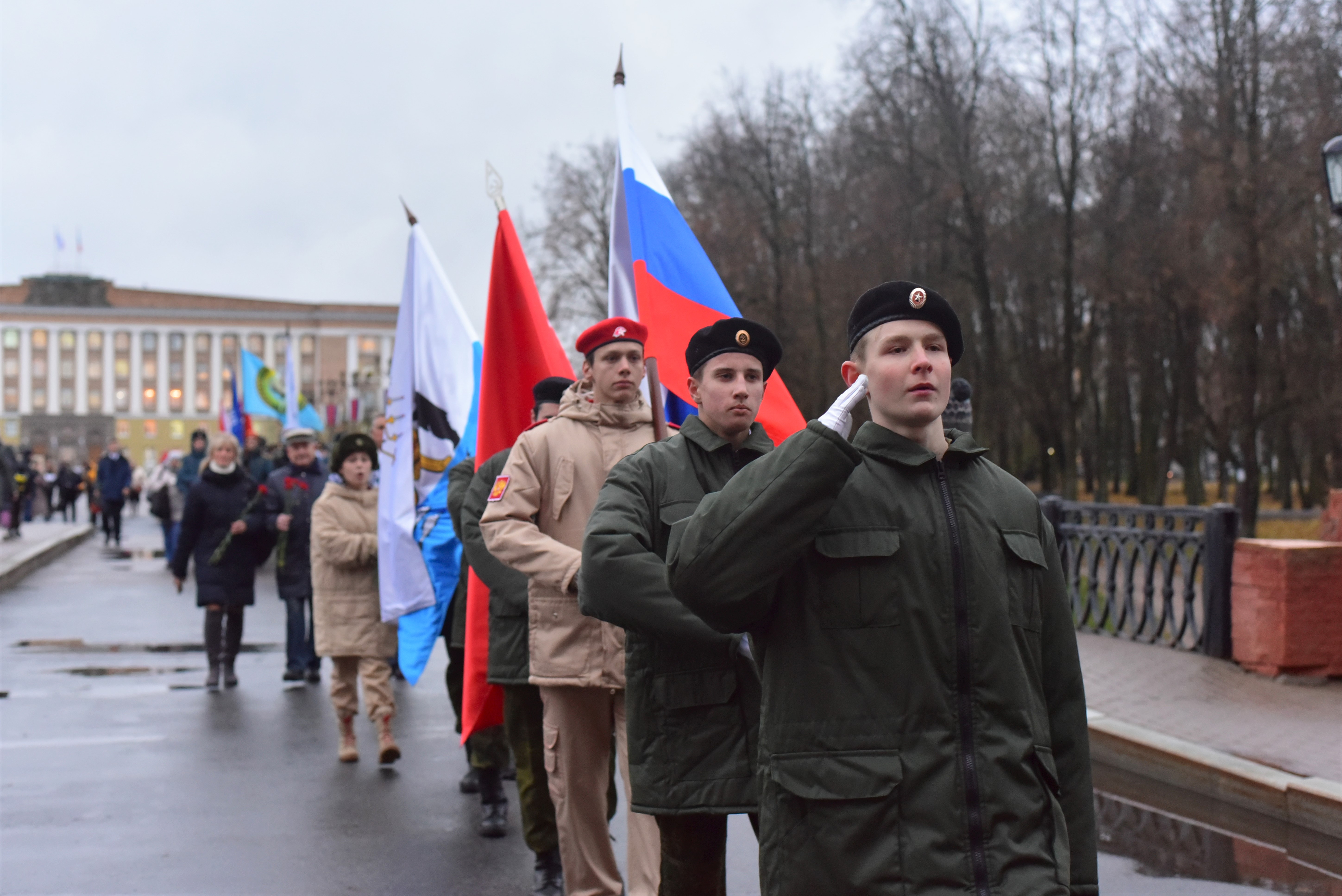 Великом Новгороде прошло торжественное шествие по случаю 82-й годовщины военного парада на Красной площади в Москве.