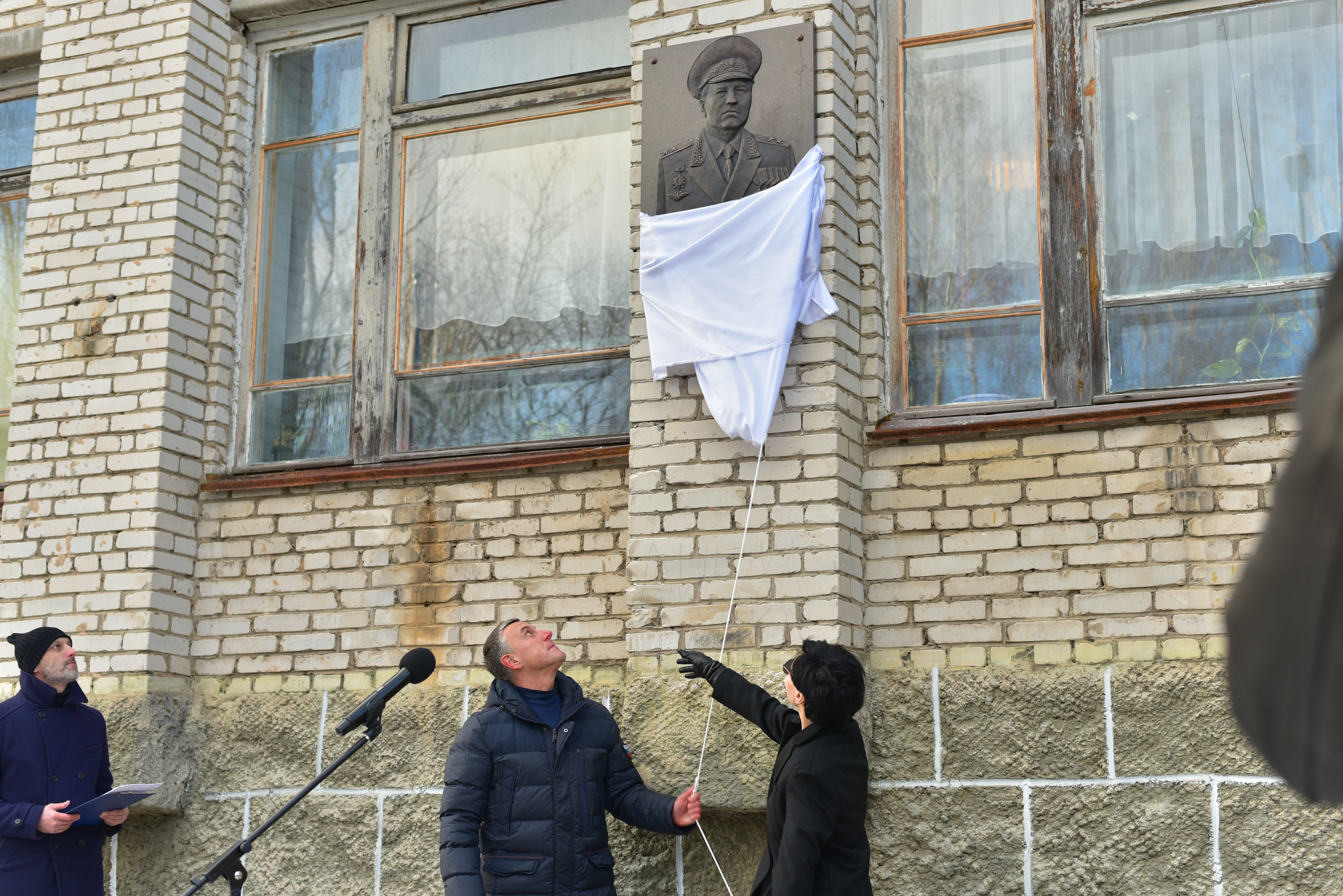 В честь генерал-лейтенанта Баранова Александра Николаевича в Кречевицах открыли мемориальную доску.