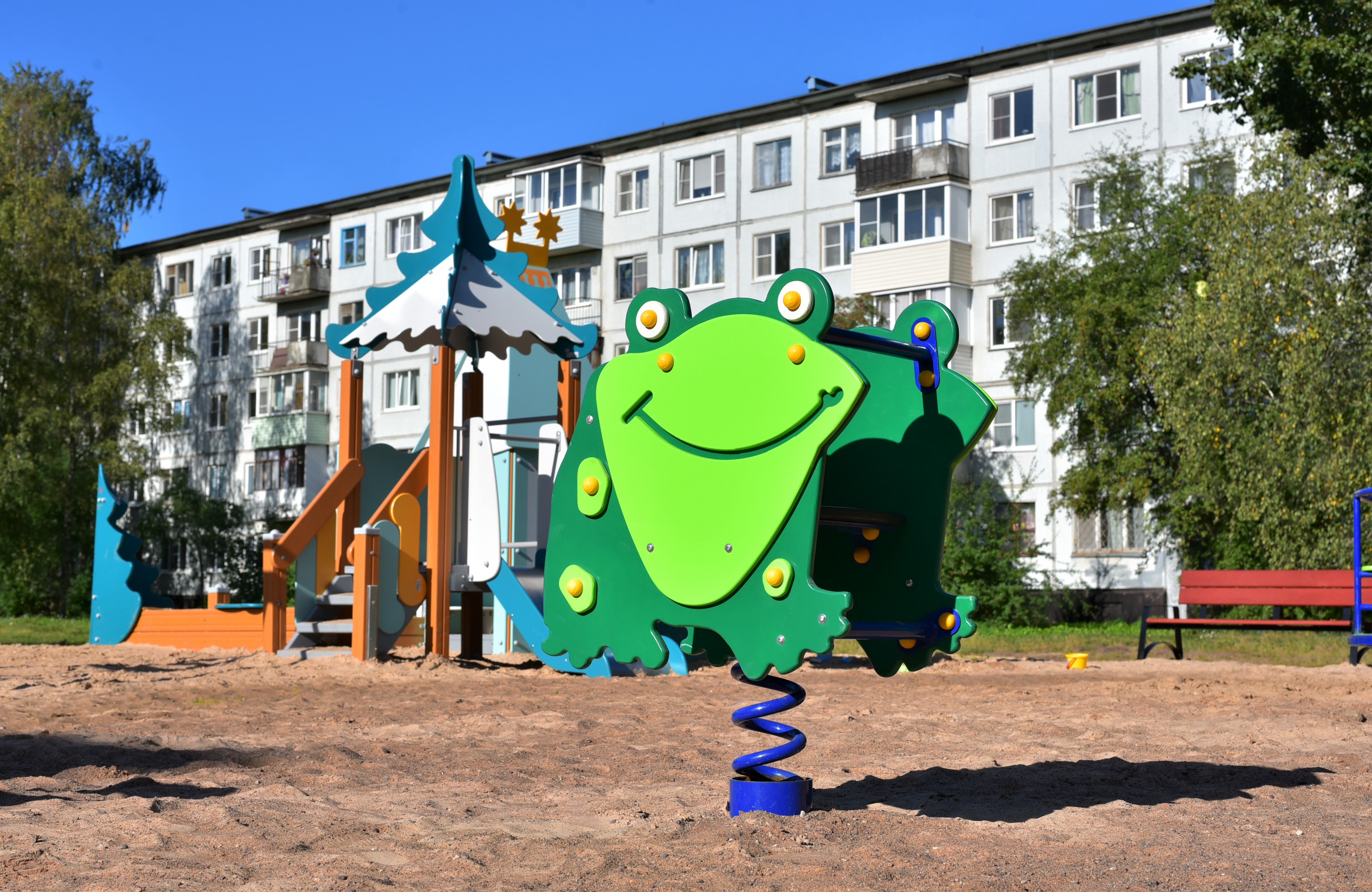Глава города проконтролировал благоустройство детской площадки на Октябрьской улице.