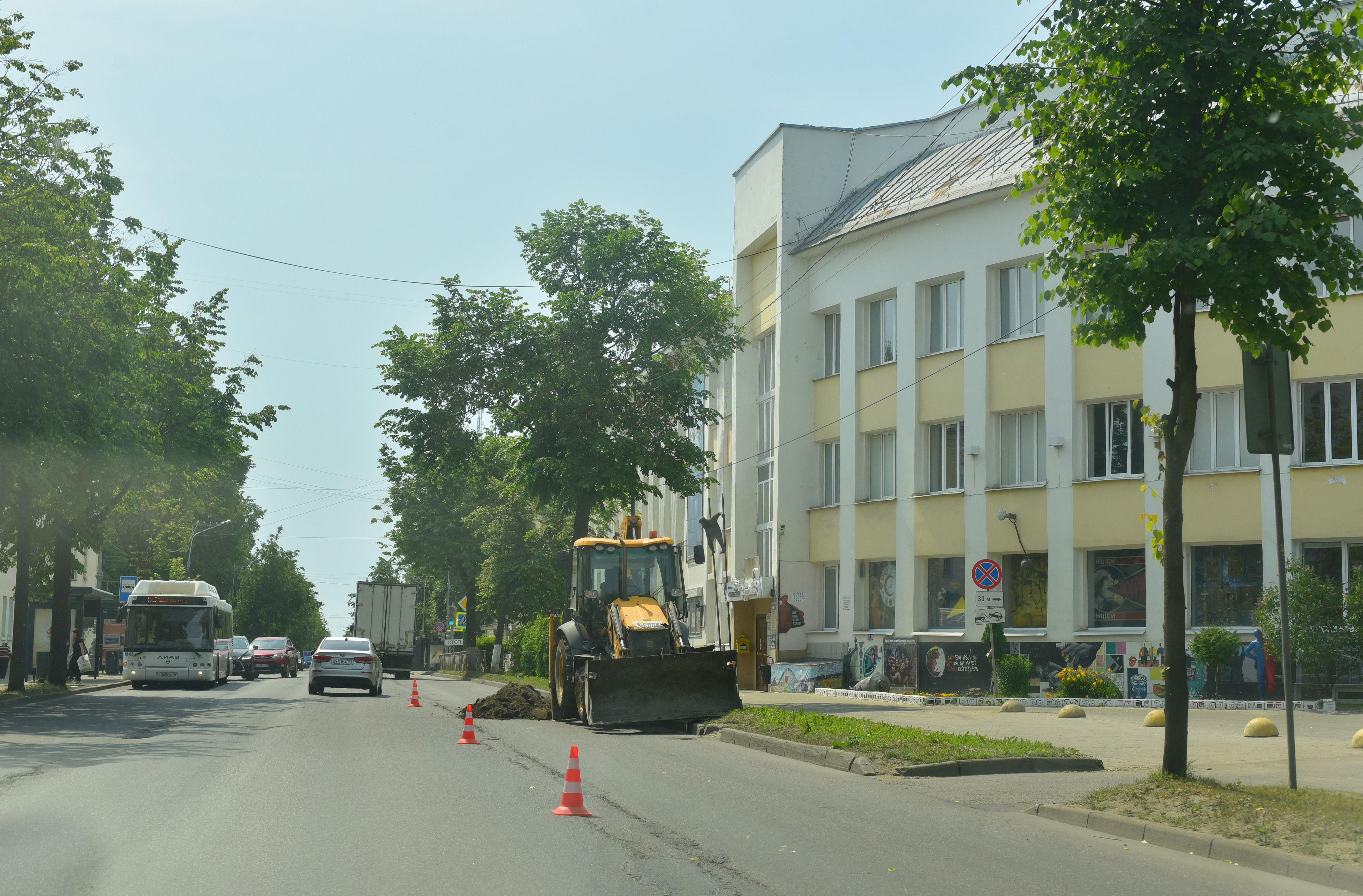 Продолжается ремонт проезжей части Большой Московской улицы.