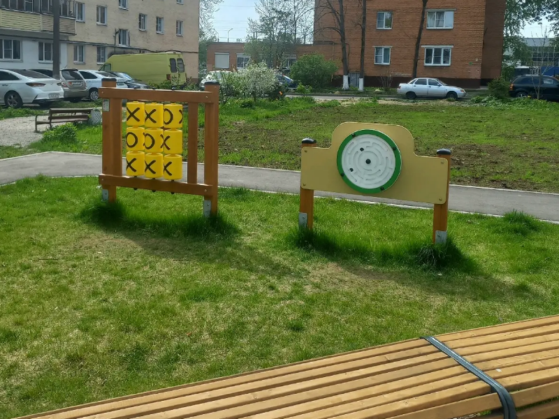 Территорию за домом № 88 на Большой Санкт-Петербургской улице продолжают благоустраивать.
