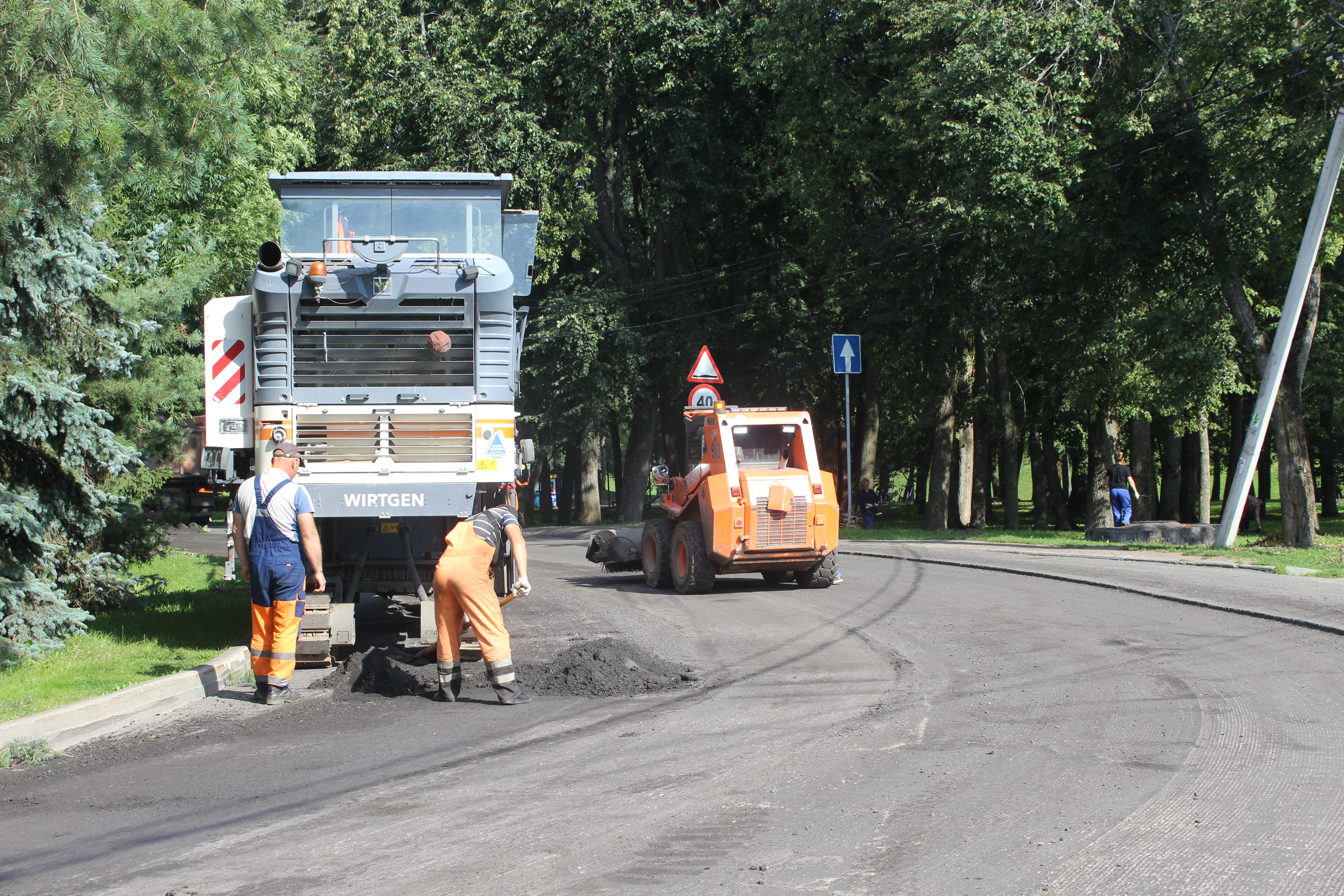 На участке Мерецкова-Волосова подрядчик фрезерует дорожное полотно.