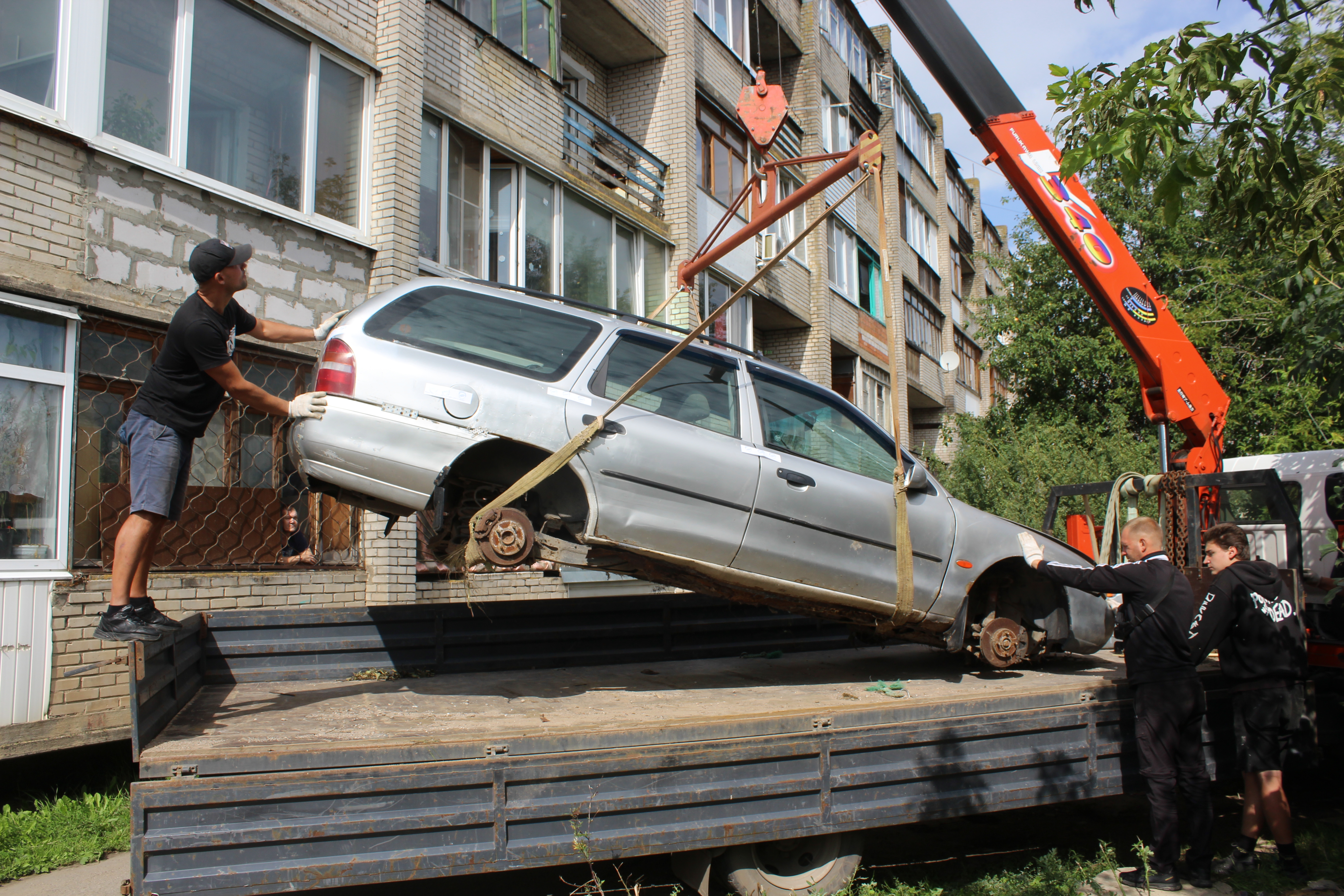 Разукомплектованный автомобиль эвакуировали с улицы Ломоносова.