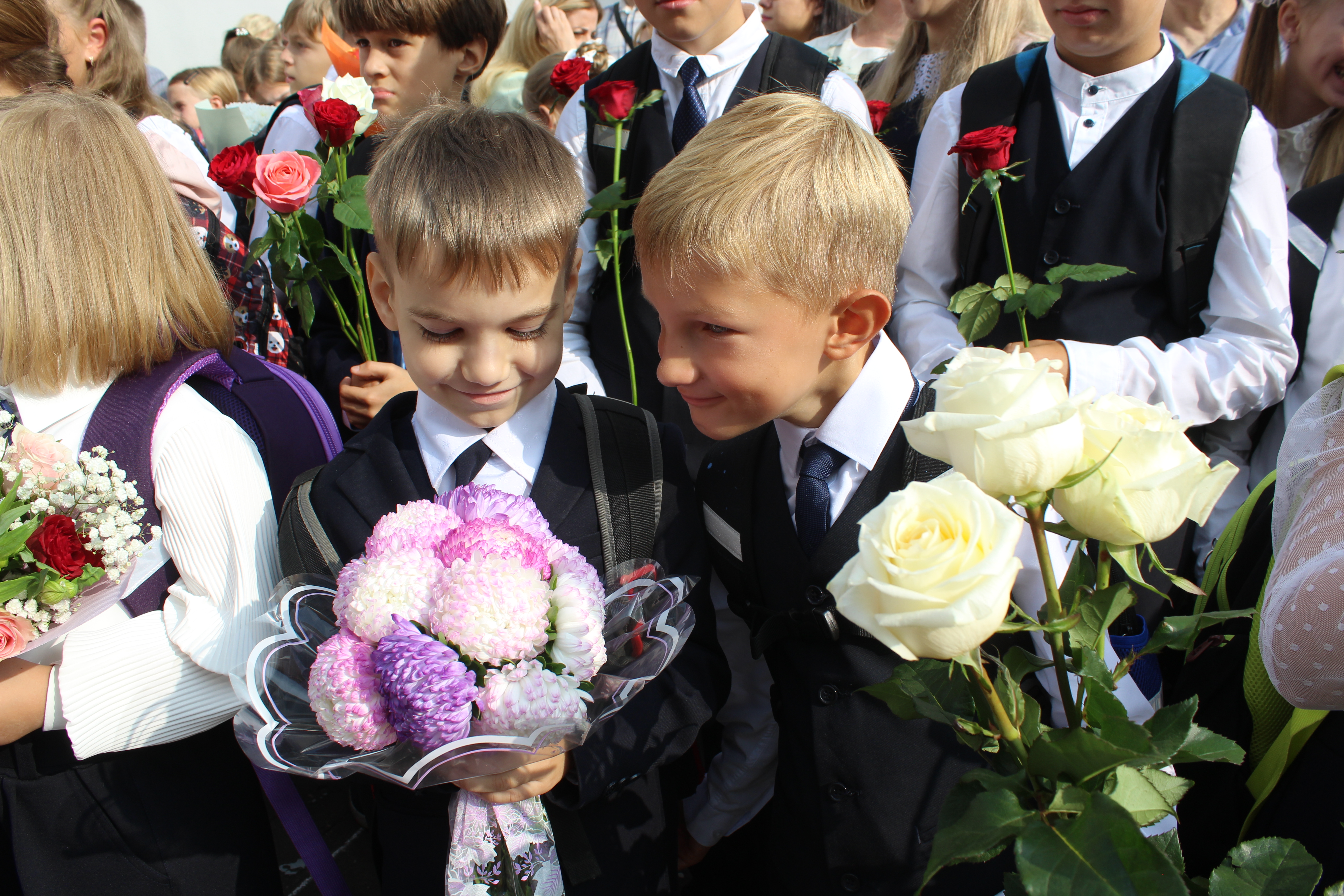 Мэр Великого Новгорода Александр Розбаум посетил торжественную линейку и поздравил ребят с Днем знаний.