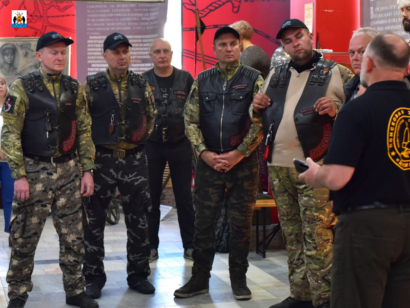 Участникам мотопробега  «Кузбасская дивизия. Рубежи бессмертия» провели экскурсию в Зале воинской славы.