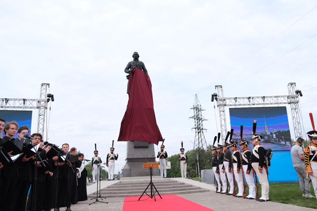 В Великом Новгороде открыли памятник первому российскому министру юстиции Гавриилу Романовичу Державину.