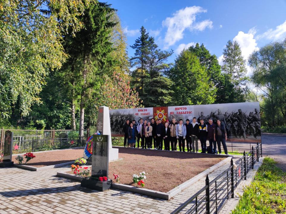 Выполнено благоустройство воинского захоронения на Рождественском кладбище.