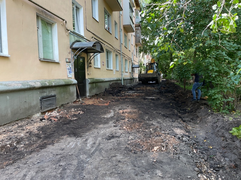 Двор на Козьмодемьянской улице ремонтируют по нацпроекту.