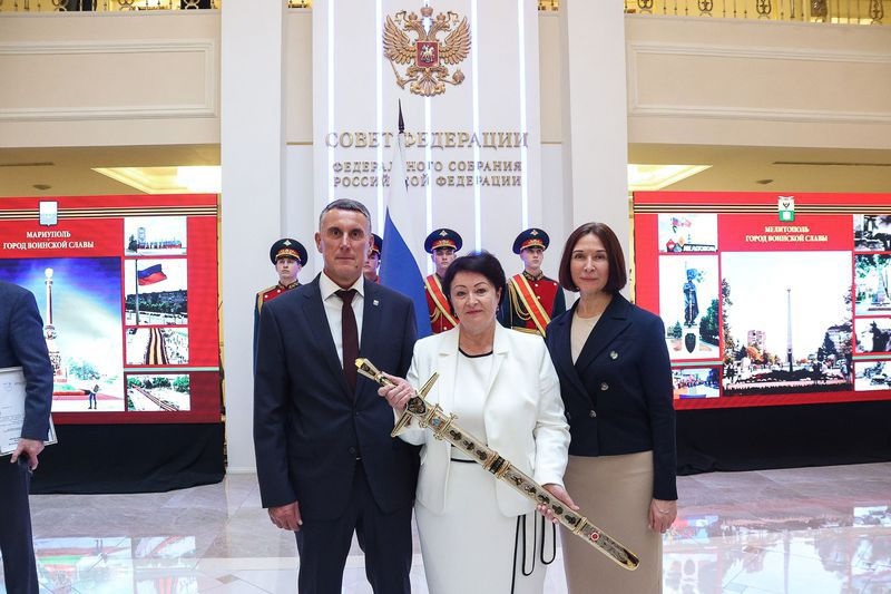Мэр Великого Новгорода принял участие в церемонии вручения «Мечей Победы» Мариуполю и Мелитополю.