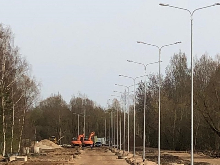 Национальный проект "Безопасные качественные дороги": на ул. Королёва подрядчик установил 43 опоры освещения.