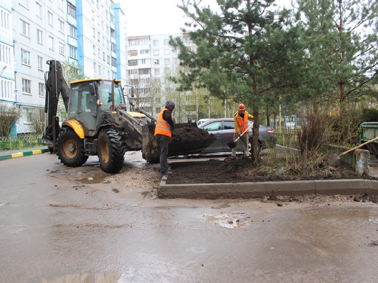 Национальный проект "Жилье и городская среда": подрядчик продолжает капремонт дворовой территории дома 7 по ул. Коровникова.
