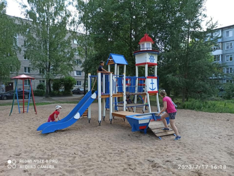 Мэр Александр Розбаум проинспектировал обустройство детской площадки.
