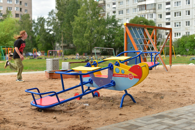 У дома № 4/2 на улице Щусева появилась новая детская игровая площадка с нуля.