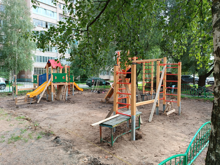 Александр Розбаум проверил ход работ обустройства детской площадки.