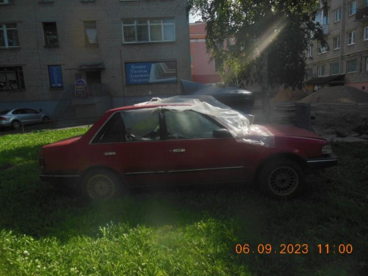 Владельца Мазда 323 красного цвета просят убрать брошенный автомобиль с улицы Розважа,13.
