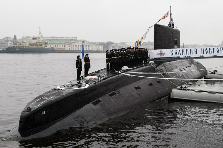Экипаж подводной лодки Б-268 "Великий Новгород" отмечает 7-ю годовщину со дня подъема Военно-морского флага.