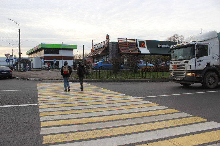 Национальный проект "Безопасные качественные дороги": подрядчик завершил ремонт основного хода участка Сырковского шоссе.