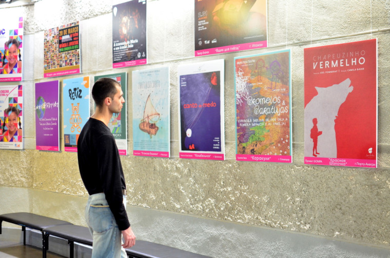 Выставка театральных плакатов в библиотеке.
