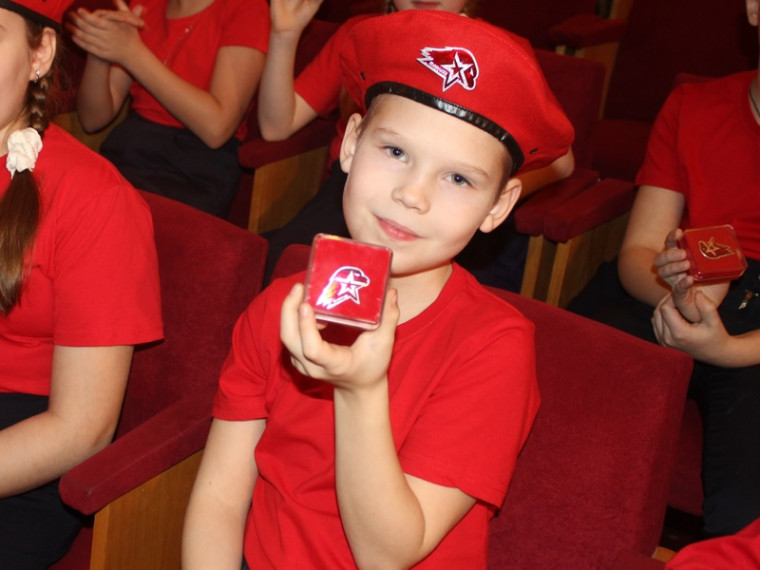 Ученики школы № 37 пополнят юнармейские ряды Великого Новгорода.
