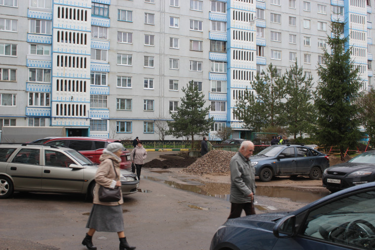 Национальный проект &quot;Жилье и городская среда&quot;: подрядчик продолжает капремонт дворовой территории дома 7 по ул. Коровникова.