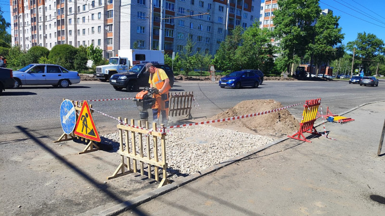 В Великом Новгороде в рамках замены дорожного полотна по нацпроекту ремонтируют колодцы.