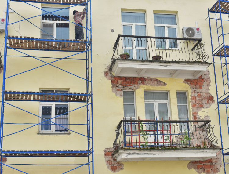Фасады четырёх домов - объектов культурного наследия - ремонтируют в Великом Новгороде.