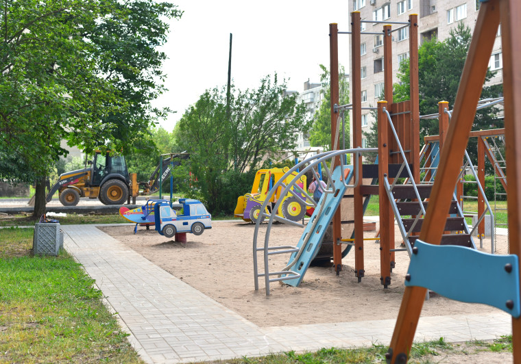 В Великом Новгороде продолжается ремонт дворовых территорий в рамках программы формирования комфортной городской среды.
