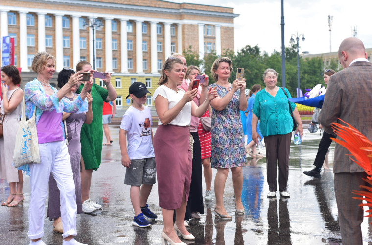 В Великом Новгороде состоялся общегородской выпускной.