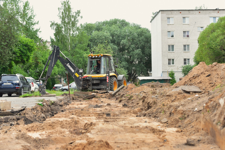 В Великом Новгороде в разгаре ремонты дворовых территорий по нацпроекту &quot;Жильё и городская среда&quot;.