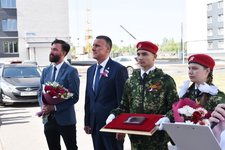 Александр Розбаум вручил ветерану медаль &quot;В память 80-летия Прохоровского сражения 12 июля 1943 года&quot;.