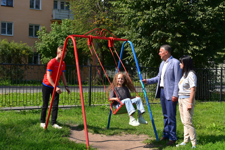 Глава города проверил безопасность школьной игровой площадки совместно с детьми-активистами.