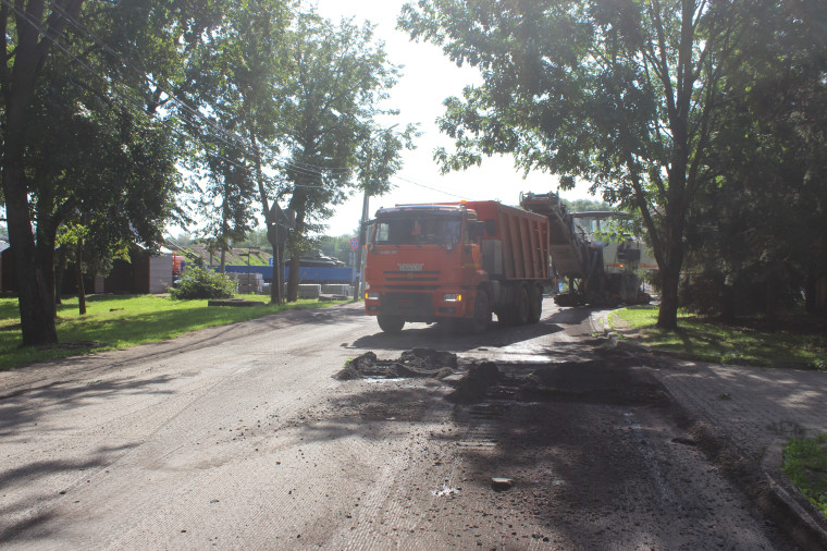 На участке Мерецкова-Волосова подрядчик фрезерует дорожное полотно.