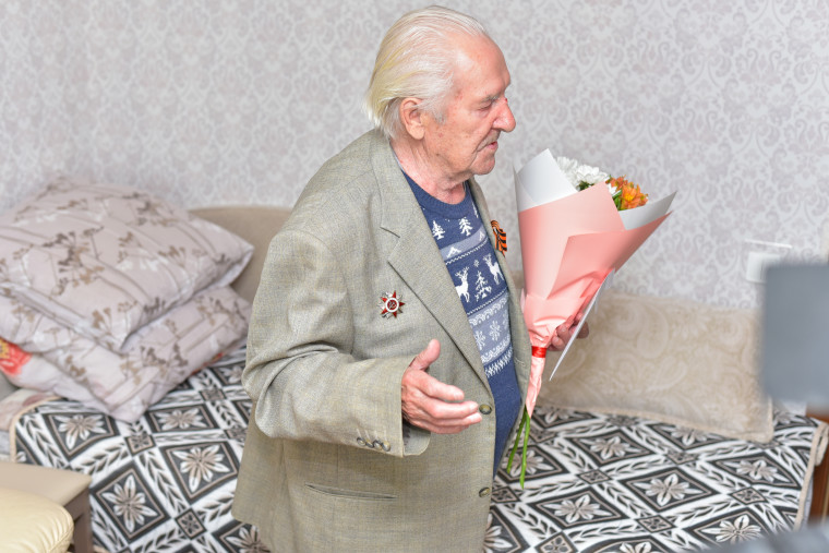 Администрация города и юнармейцы поздравили ветерана Великой Отечественной войны Коновалова Николая Васильевича с 80-й годовщиной Победы в Курской битве.