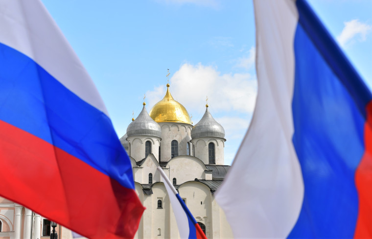 В День Государственного флага Российской Федерации Глава города вручил юным новгородцам паспорта.