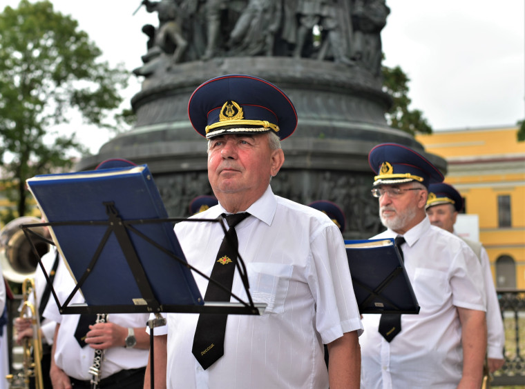 В День Государственного флага Российской Федерации Глава города вручил юным новгородцам паспорта.