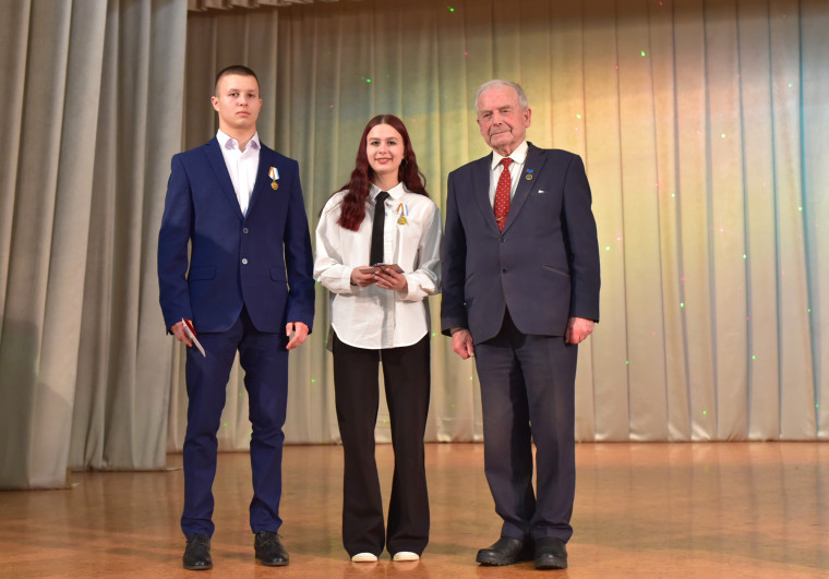 Премию мэра Великого Новгорода получили два автора учебно-исследовательских работ.