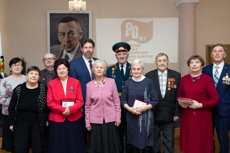 Ветеранам вручили памятные медали «В честь 80-ой годовщины освобождения Новгородской земли от немецко-фашистских захватчиков».