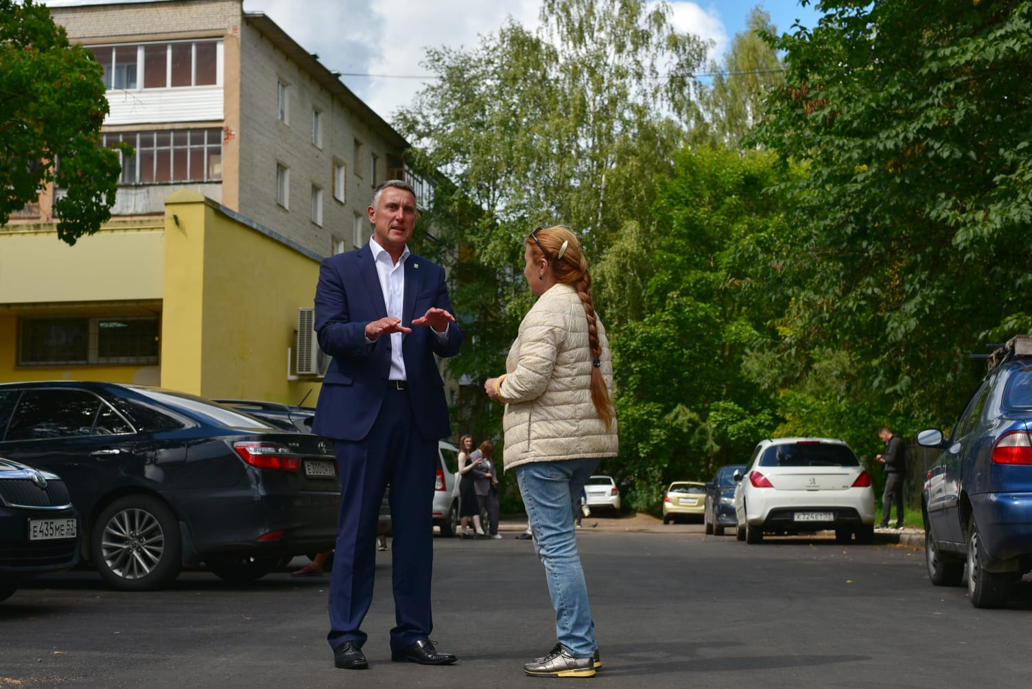 Глава города проверил работу по асфальтированию местного проезда на улице Ломоносова.